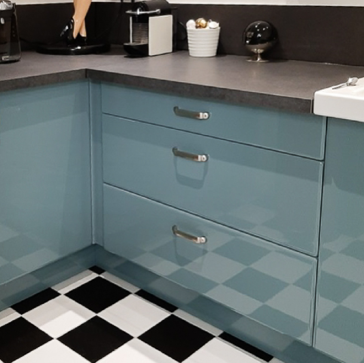 Cuisine bleue carrelage damier