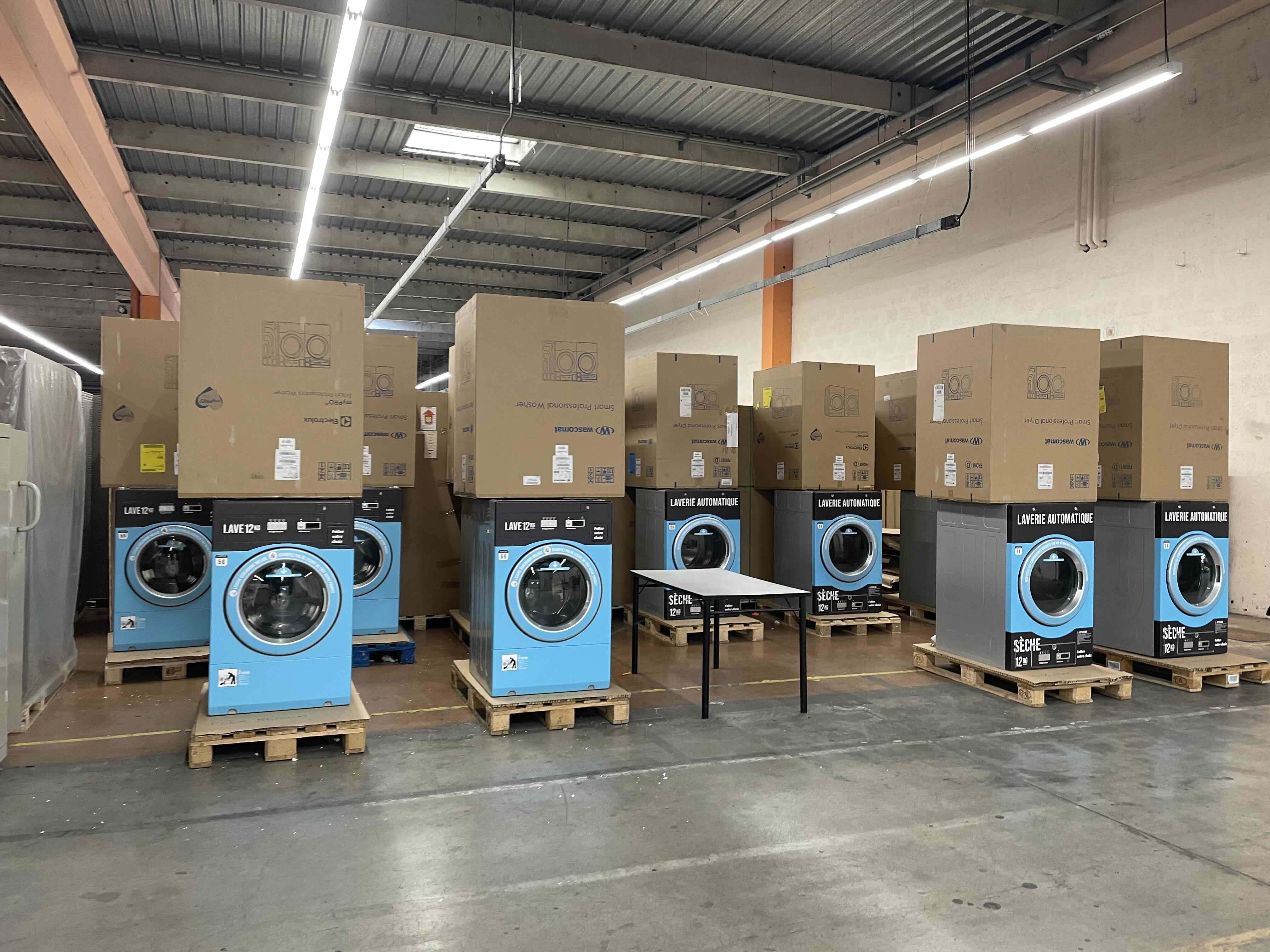 Pose d'un visuel sur automate par un installateur Quarted