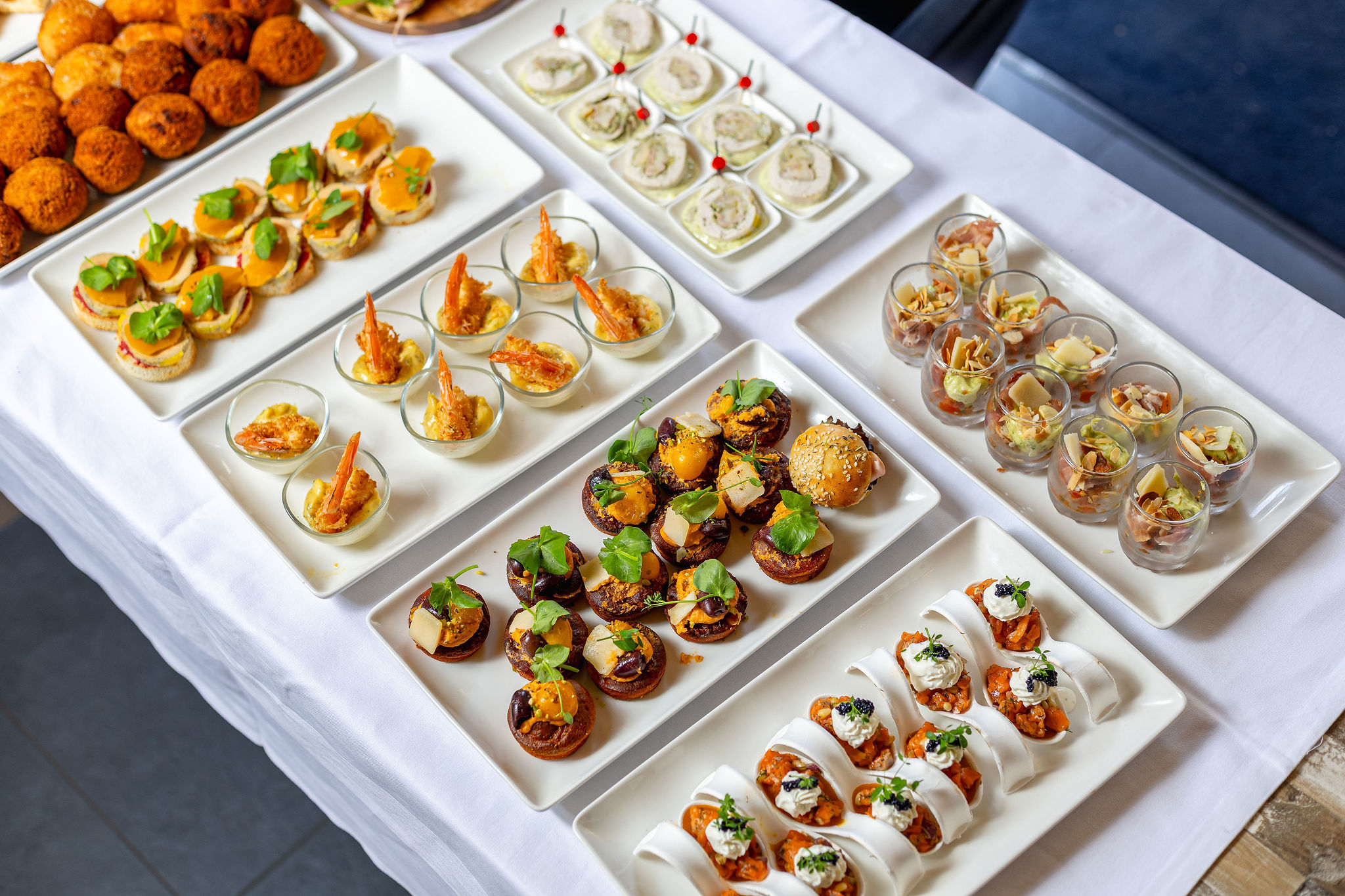 Plats du traiteur Piatto dressés pour une réception